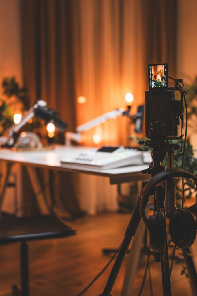 Studio podcastowe z lampami i kamerą
